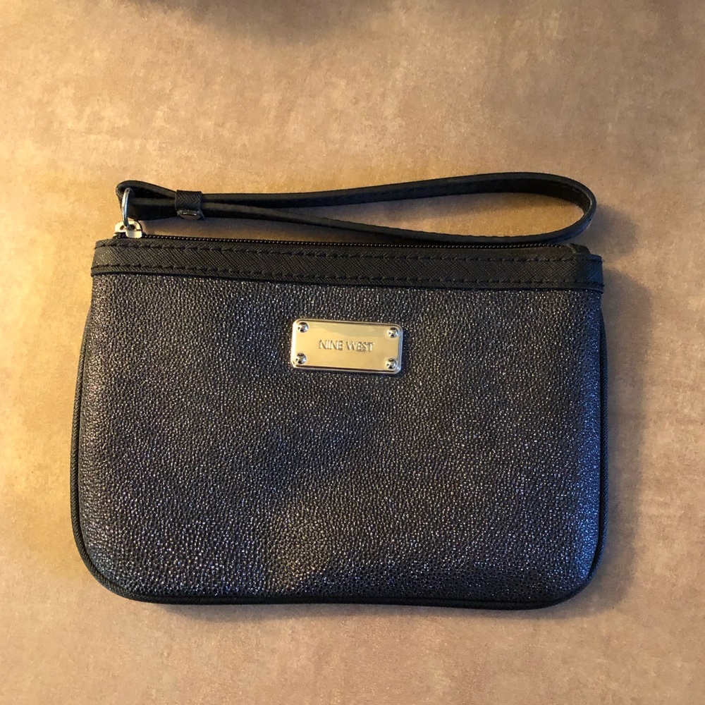 Nine West black pebbled sparkly metallic wristlet